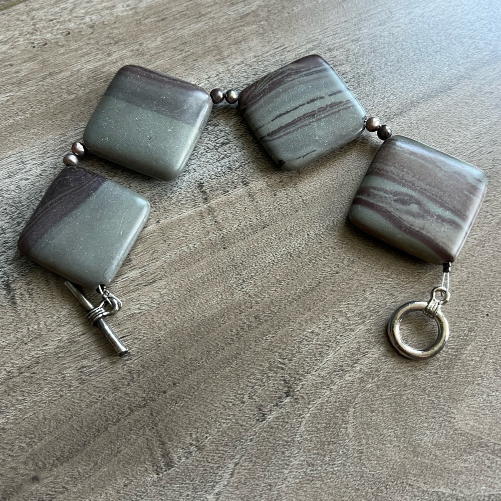 Gorgeous semi precious stone and gray pearl bracelet. 4 diagonal shaped stones